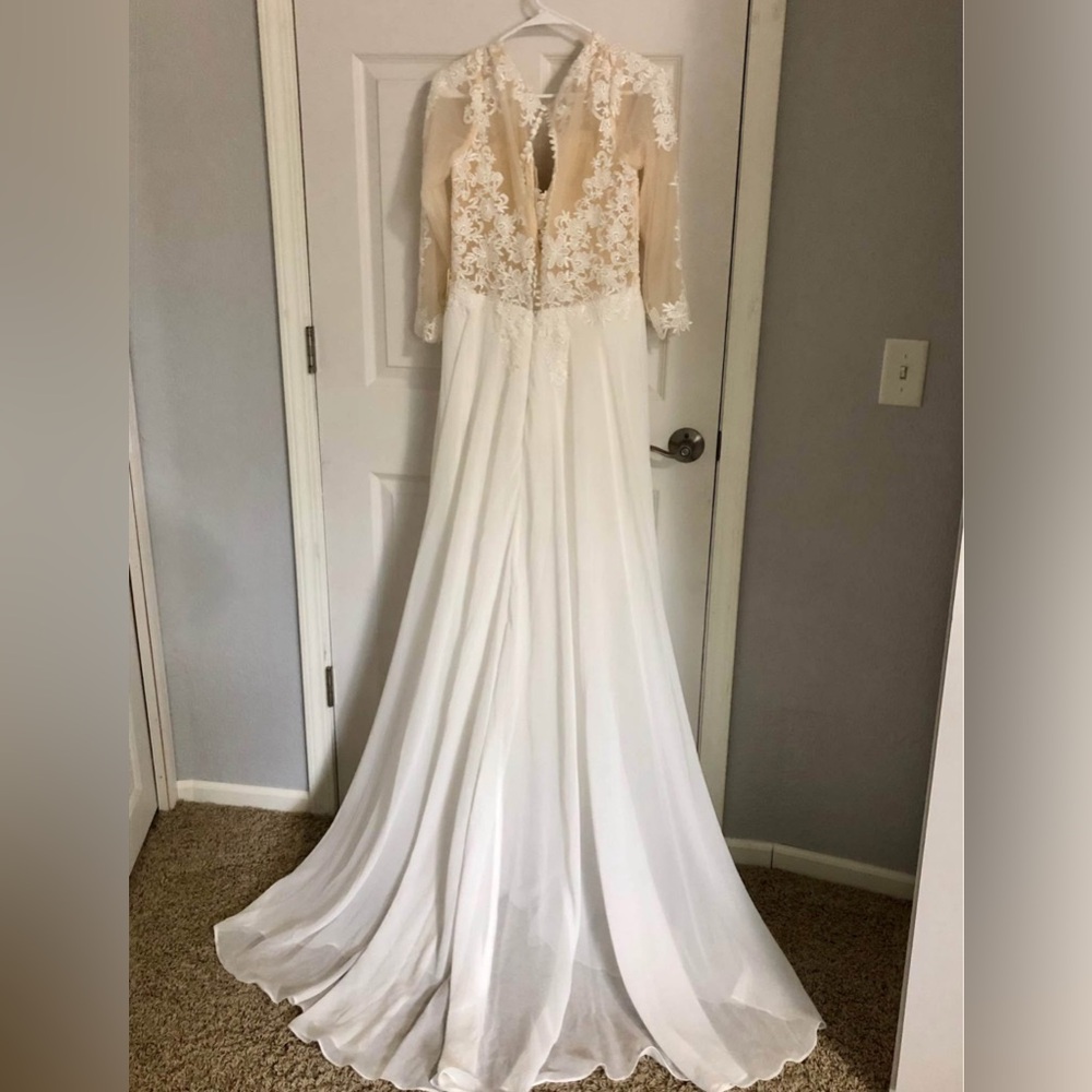 Elegant Lace Wedding Dress – Size 10 – New with Tag